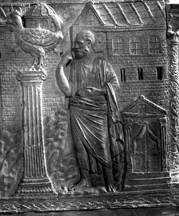 Zuilensarcofaag, smalle zijde, reliëf: haan op zuil, Petrus, basiliek op de achtergrond (verloochening door Petrus)
