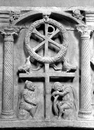 "Passie-sarcofaag", middelste nis: lauwerkrans rondom Christusmonogram, kruis met twee duiven, twee zittende soldaten