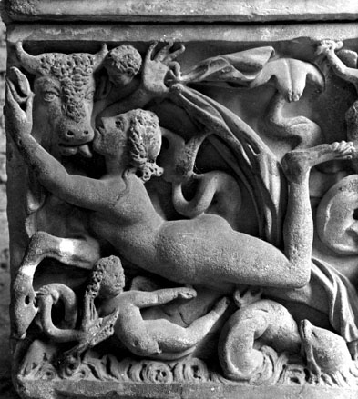 Sarcofaag met tritons, Nereïden en een portret van de gestorvene, detail: naakte Nereïde, velum in haar linkerhand, kust een zee-centauer