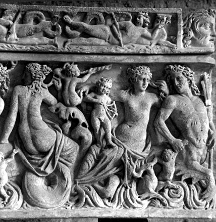 Sarcofaag met tritons, Nereïden en een portret van de gestorvene, detail: (vanaf links) halfnaakte zeenymf (rugzijde), twee cupido's, zeenymf (voorzijde), zwemmende triton