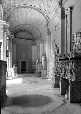 Galerie met (onder andere) sarcofagen