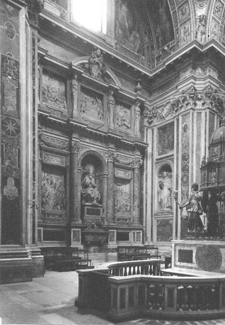 Capella Sistina: grafmonument van paus Pius V; rechts: tabernakel met engelen