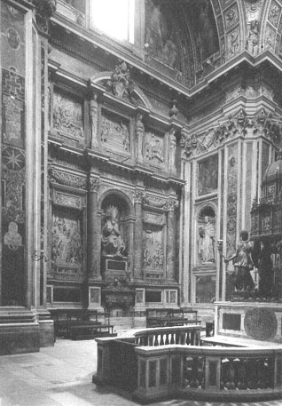 Capella Sistina: grafmonument van paus Pius V; rechts: tabernakel met engelen