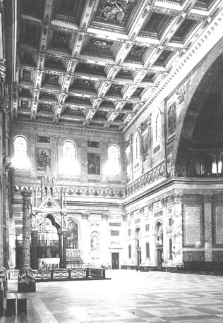 Noordtransept, ciborium; rechts: absis