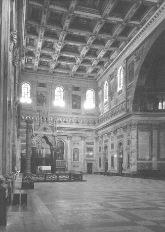 Noordtransept, ciborium; rechts: absis