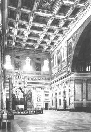 Noordtransept, ciborium; rechts: absis
