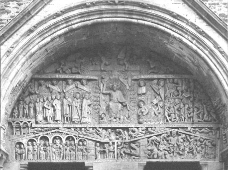 Westfacade, timpaan: Laatste Oordeel (totaalbeeld); Christus als rechter, gezeten in mandorla, in het midden ('Majestas Domini')