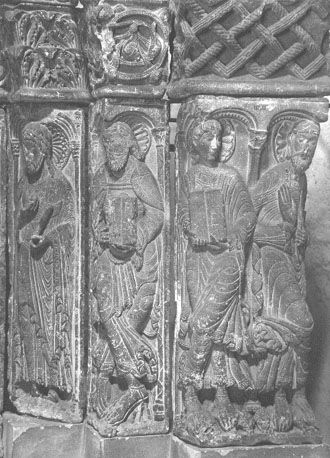 Bas-reliëf, 4 personages: (van links) apostel Thomas en drie niet-geïdenti-ficeerde apostelen