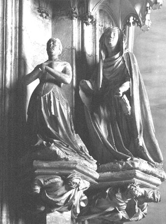 Portaal van voormalige abdijkerk: Margaretha van Vlaanderen (hertogin van Bourgondië) en Sint Catharina