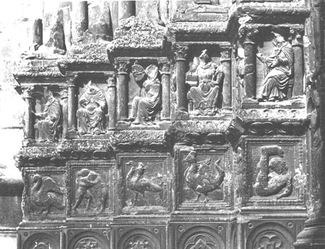 Westfacade, middenportaal, basement (linkerzijde): de Vrije Kunsten ('Artes Liberales") en scènes en figuren uit de natuur