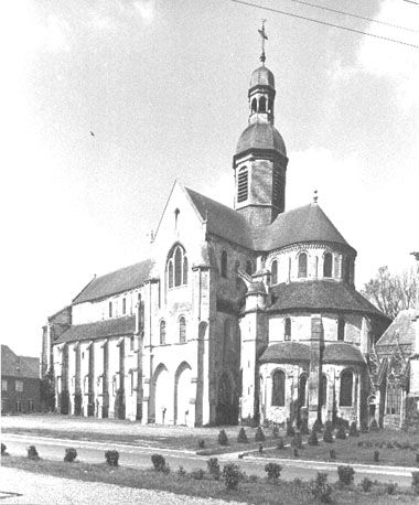 Kerk vanuit het zuidoosten gezien: schip, transept en koor