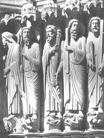 Zuider transept, middenportaal, linker portaalwang: standbeelden van apostelen: (rechts) Petrus, Andreas en drie andere apostelen