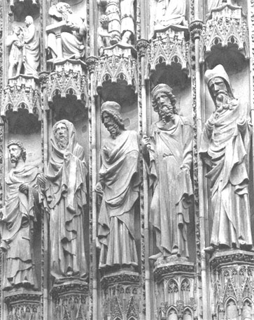 Westfacade, middenportaal, rechter portaalwang: standbeelden (profeten)