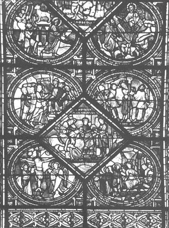 Kooromgang, gebrandschilderd raam (lage deel): parabel van de goede Samaritaan (vierkanten in midden);  twee scènes met Mozes (boven), vier scenes uit het Lijdensverhaal van Christus