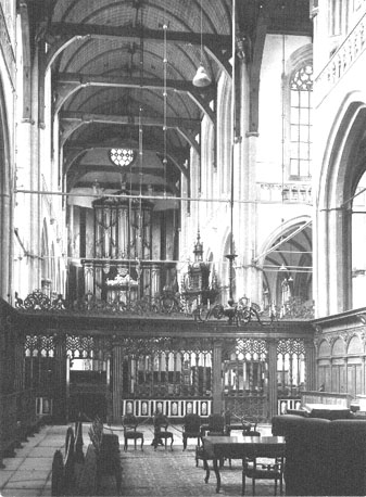 Koor met zicht op middenschip, vanuit het oosten. Koorhek. Orgel.