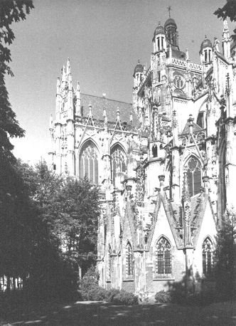 Zuidtransept, vieringstoren en straal-kapellen vanuit het zuidoosten