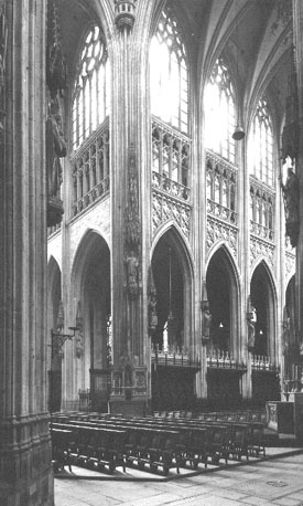 Viering, ingang van koor en noord-transept vanuit het zuidwesten