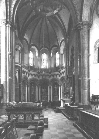 Zicht op noordtransept vanuit het zuiden; graftombe van graaf Gerard van Gelre en zijn vrouw Margaretha van Brabant