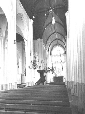 Noord- en zuidtransept vanuit het noorden; preekstoel
