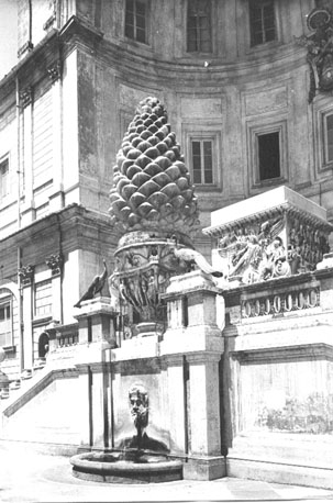 Cortile della Pigna, Nicchione en La Pigna: grote nis met pijnappel (La Pigna)