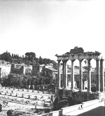 Uitzicht op Forum Romanum; rechts: overblijfselen van de tempel van Saturnus (tempio di Saturno)