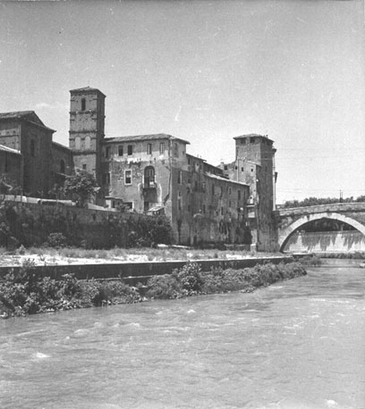 Eiland gezien vanaf de Lungotevere d. Pierleoni, rechts: Ponte Fabricio, Torre Caetani.