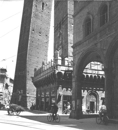 De Asinelli en Garisenda torens, detail: laagste deel