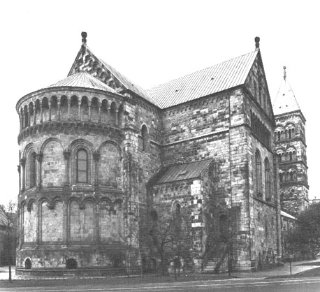 Koor, transept en westelijke toren vanuit het noordoosten