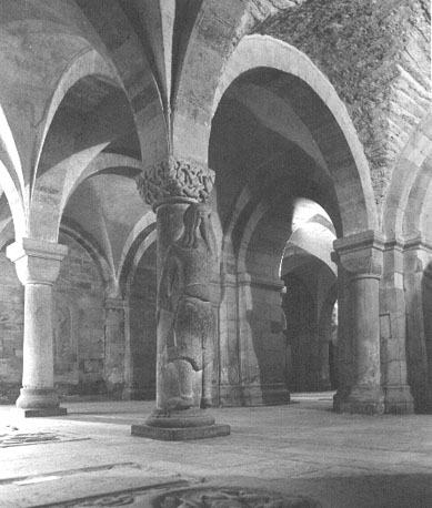 Crypt; mensenfiguur gebeeldhouwd op een van de zuilen