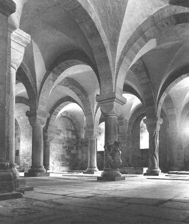 Crypt; zittend mensenfiguur gebeeldhouwd op een van de zuilen