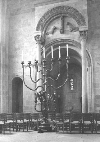 Noordtransept; zevenarmige kandelaar