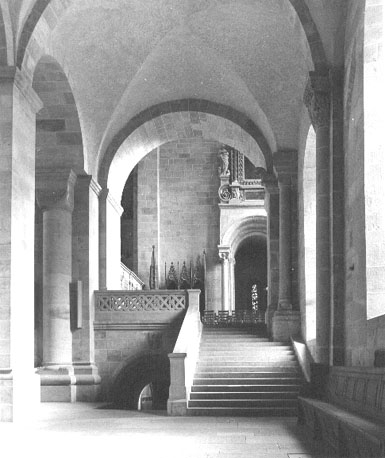 Zuidelijke zijbeuk met zicht op zuid-transept en toegang naar crypt