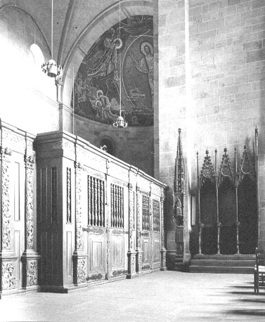 Zuidtransept met zicht op absis; koorafsluiting (links), houten tabernakel, sedilia