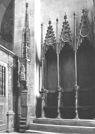 Zuidtransept: koorafsluiting (links), houten tabernakel, sedilia
