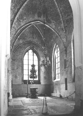 Kapel met doopvont en gewelf-schilderingen
