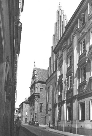 St. Jansstraat: puntgevel van de kathedraal (midden), facade van Jezuïetenkerk
