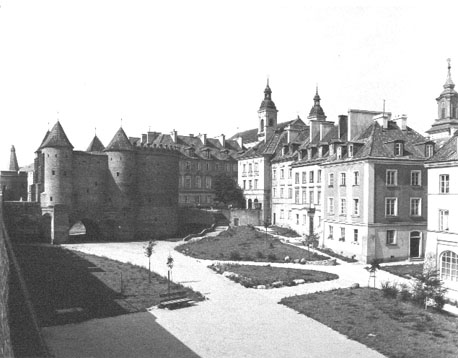 Zicht op bastion bij de (voormalige) stadspoort ("barbacane"); links: oude stadsmuren