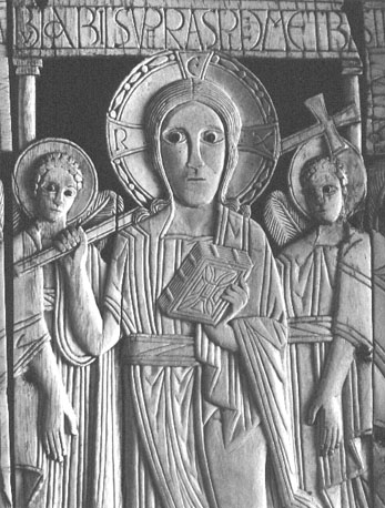 Diptiek van Genoels-Elderen, detail: triomferende Christus (kruis in rechter-hand, boek in linkerhand), tussen twee engelen, inscriptie boven zijn hoofd
