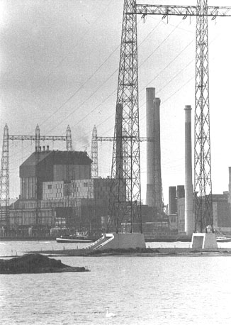 Electriciteitscentrale gezien vanuit de overzijde van de rivier (de Waal)