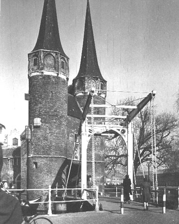 Oude stadspoort met twee torens, verbonden met ophaalbrug