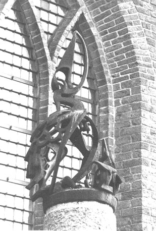 Oorlogsmonument: pelikaan met jongen