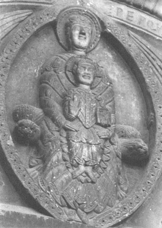Westportaal, timpaan, detail: Maria zittend, Christuskind op schoot, in mandorla (Sedes Sapientiae)