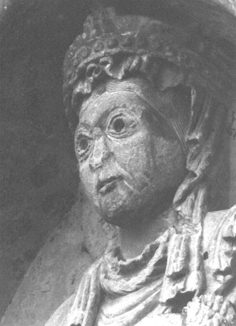 Timpaan:  tronende Maria met Christuskind voor haar ('Sedes Sapientiae'), detail: hoofd van Maria