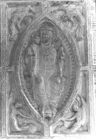 Graf van sint Junianus, detail: Maria zittend, Christuskind staand op haar (linker) knie, in mandorla, omgeven door vier engelen