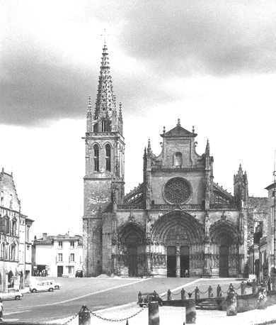 Zicht op de westfacade aan het Place de la Cathédrale