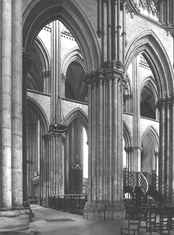Zicht op middenschip, zuidelijke zijbeuk en transept, vanuit het noorden