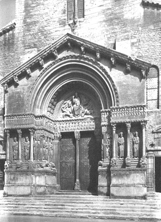 Westfacade; timpaan: Christus in mandorla, omgeven door de symbolen van de vier evangelisten (Majestas Domini)