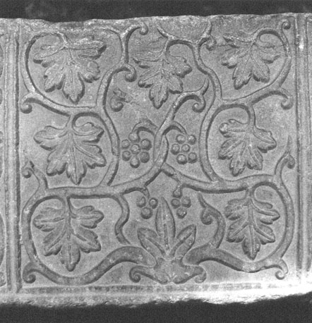 Kloostergang, reliëf met bladmotief (detail van kapiteel?)