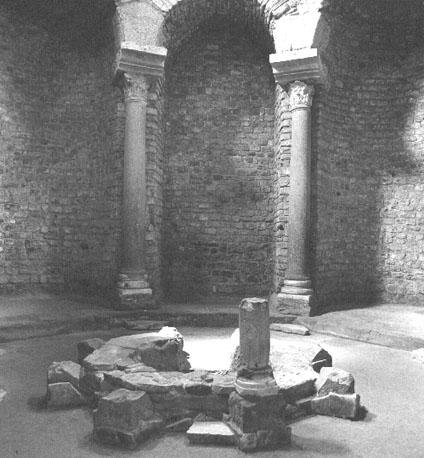 Baptisterium, interieur met twee zuilen