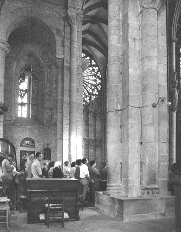 Interieur: middenschip, noordelijke zijbeuk en noordtransept vanuit het zuiden